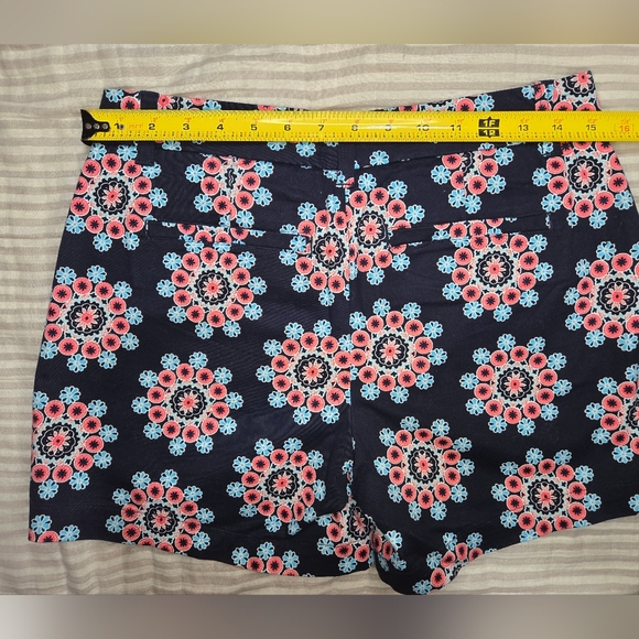 Crown & Ivy shorts SIZE 2 Womens preppy medallion navy like new - Picture 3 of 5
